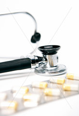 Berlin  Deutschland  Stethoskop und verschweisste Tabletten auf einem weissem Hintergrund