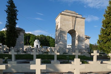 Lemberg  Ukraine  Triumphbogen auf polnischem Soldatenfriedhof mit Gefallenen der Polnischen Armee