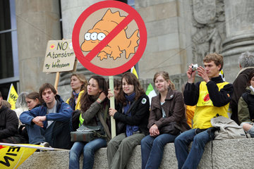 Berlin  Deutschland  Demonstranten auf der Anti-Atomkraft-Demo vor dem Reichstag
