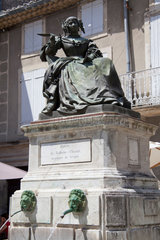 Grignan  Frankreich  ein Wasserspeier mit dem Denkmal der Marquise de Sevigne