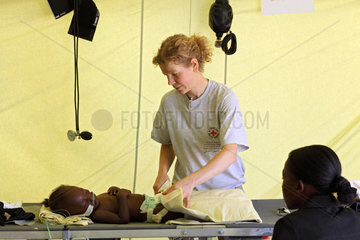 Carrefour  Haiti  ein Kind wird von einer Rot-Kreuz-Mitarbeiterin versorgt