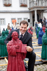 Wittenberg  Deutschland  der Praelat Stephan Dorgerloh mit einer Luther-Figur von Ottmar Hoerl