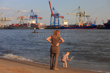 Hamburg  Deutschland  Frau mit Kind am Elbstrand