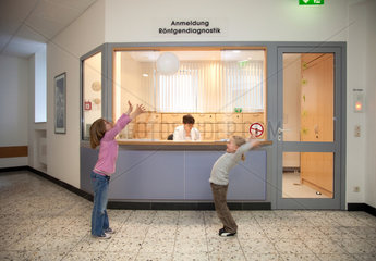 Essen  Deutschland  Kinder vor der Anmeldung zur Roentgendiagnostik im Krankenhaus