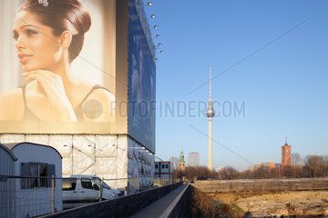 Berlin  Deutschland  der unbebaute Schlossplatz mit einem Werbeplakat am Geruest