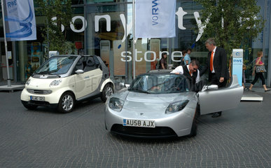 Berlin  Deutschland  RWE praesentiert den Elektrosmart und den Tesla Roadster