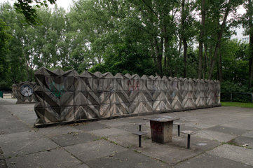 Berlin  Deutschland  Spielplatz mit Trennmauern