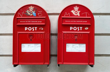 Kopenhagen  Daenemark  zwei rote Briefkaesten nebeneinander
