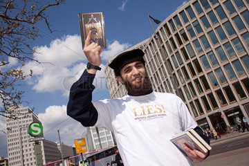 Berlin  Deutschland  Mann zeigt den Koran