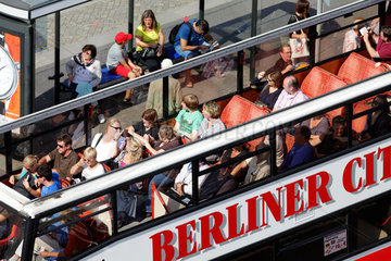Berlin  Deutschland  Touristen in einem offenen Doppeldeckerbus bei einer Stadtrundfahrt