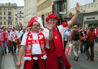 Posen  Polen  Fans nach dem Eroeffnungsspiel an der Fanmeile