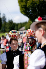 Sankt Maergen  Deutschland  Maedchen in Tracht mit Schaeppel als Kopfbedeckung
