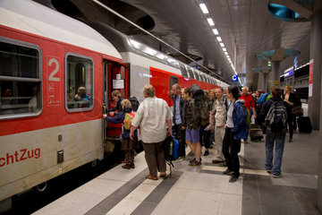 Berlin  Deutschland  Passagiere steigen in einen Nachtzug am Berliner Hauptbahnhof ein