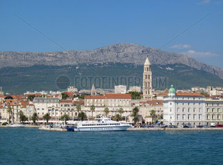 Split  Kroatien  der Hafen mit der Altstadt und der Kathedrale Hl. Domnius im Hintergrund