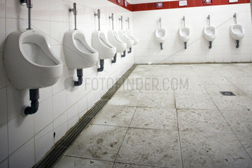 Sevilla  Spanien  Urinale auf der Herrentoilette