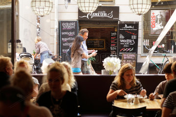 Stockholm  Schweden  Touristen sitzen in einem Restaurant in der Altstadt