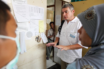 Pariaman  Indonesien  ein Mitarbeiter von Handicap International im General Hospital