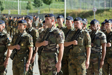 Muellheim  Deutschland  Soldaten exerzieren auf dem Kasernengelaende der Robert-Schuhmann-Kaserne