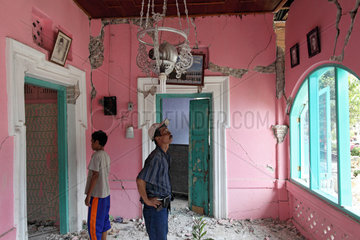 Pariaman  Indonesien  Besitzer begutachten die Schaeden an ihrem Haus