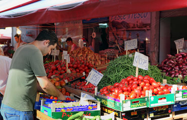 Catania  Italien  Gemuesestand auf einem Wochenmarkt