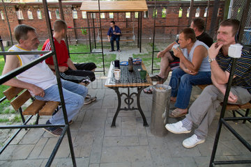 Warschau  Polen  Zigarettenpause im Hof des Obdachlosenheim Heiliger Lazarus