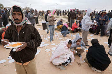 Ben Gardane  Tunesien  Fluechtlinge im Fluechtlingslager Shousha werden mit Essen versorgt