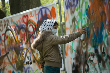 Berlin  Deutschland  Fluechtlinge sprayen Graffiti