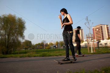 Berlin  Deutschland  Skater in einer Parkanlage am Stadtrand