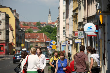 Zgorzelec  Polen  Passanten auf der Hauptstrasse im Stadtzentrum