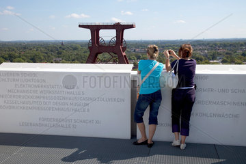 Essen  Deutschland  Touristen besuchen die Zeche Zollverein