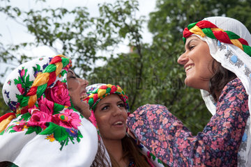 Berlin  Deutschland  kurdische Frauen in Tracht auf dem Karneval der Kulturen