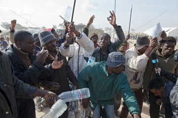 Ben Gardane  Tunesien  aufgebrachte Nigerianer im Fluechtlingslager Shousha