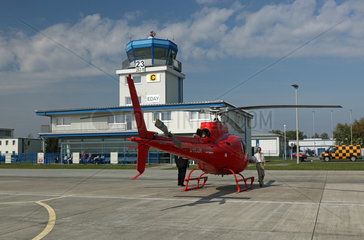 Strausberg  Deutschland  Hubschrauber auf dem Rollfeld des Flugplatz Strausberg