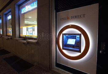 Cagliari  Italien  beleuchtete Filiale der Bank ING Direct in der Via Mameli