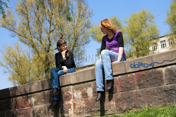 Krakau  Polen  zwei junge Frauen bei einem Plausch am Wawelberg