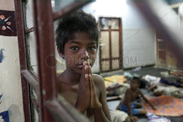 Vijayawada  Indien  ein Strassenkind in einem Nachtasyl
