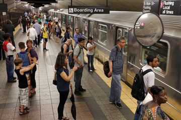 New York  USA  Menschen auf einem U-Bahnhof