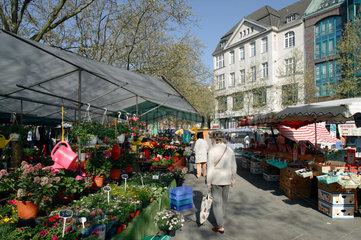 Berlin  Deutschland  Wochenmarkt vor dem Rathaus Steglitz