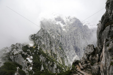 Berchtesgaden  Deutschland  in Wolken eingehuellte Bergspitze des Kehlstein