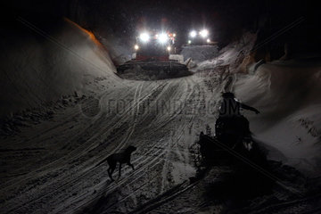 Krippenbrunn  Oesterreich  Schneeraupen praeparieren in der Nacht eine Skipiste