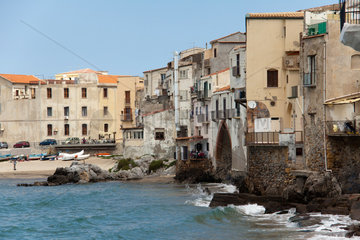 Cefalu  Italien  Blick ueber die Altstadt am Meer