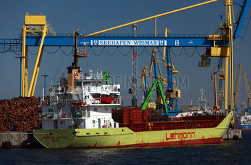 Wismar  Deutschland  Frachtschiff wird mit Holzstaemmen beladen
