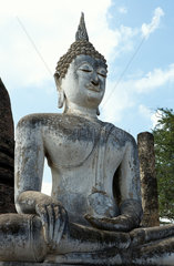 Sukhothai  Thailand  Buddhafigur vor dem Wat Sa Si im Geschichtspark Sukhothai
