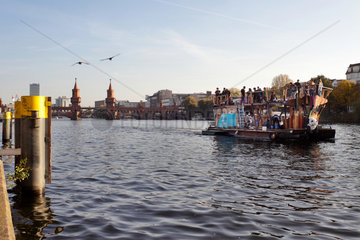 Berlin  Deutschland  Partyboot auf der Spree in Berlin-Friedrichshain
