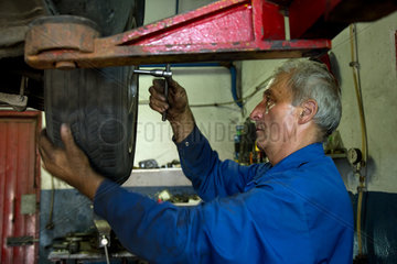 Posen  Polen  Auswechslung einer Bremsscheibe in einer Citroen-Werkstatt