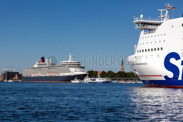 Kiel  Deutschland  die Faehre Stena Germanica und das Kreuzfahrtschiff Queen Elizabeth