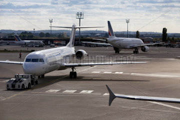Paris  Frankreich  Flugzeuge der Air France auf dem Rollfeld des Flughafens Paris-Orly