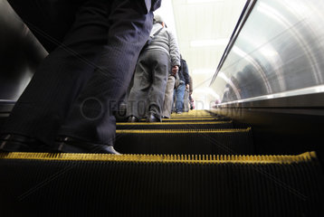 Tokio  Japan  Menschen auf einer Rolltreppe