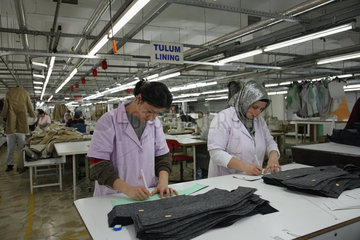 Istanbul  Tuerkei  Mitarbeiterinnen in einer Textilfabrik
