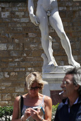 Florenz  Italien  Touristen vor der Kopie des Davids von Michelangelo